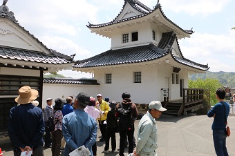 園部城跡内を見学する様子