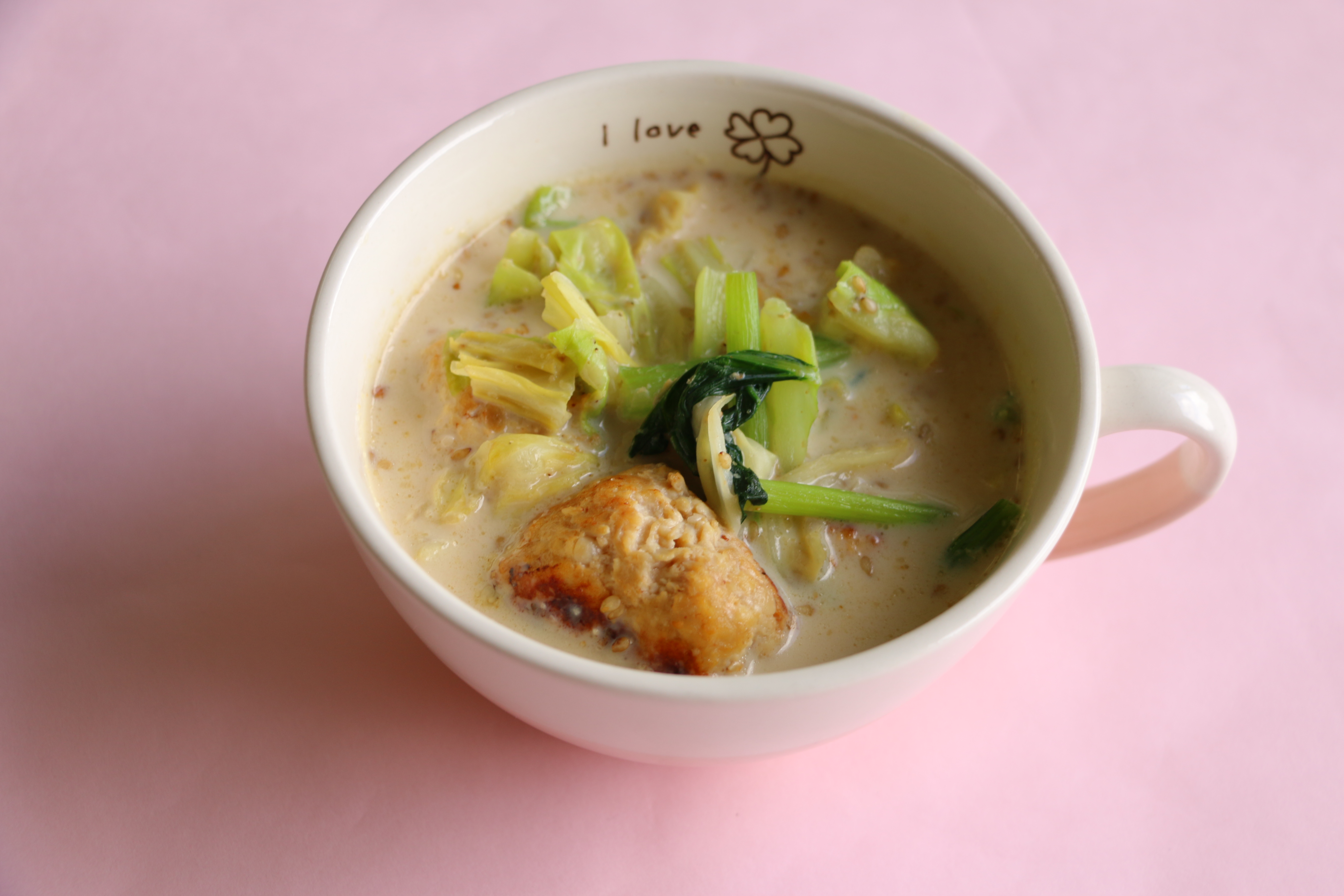 ふわふわとうふだんごのたんたんスープ