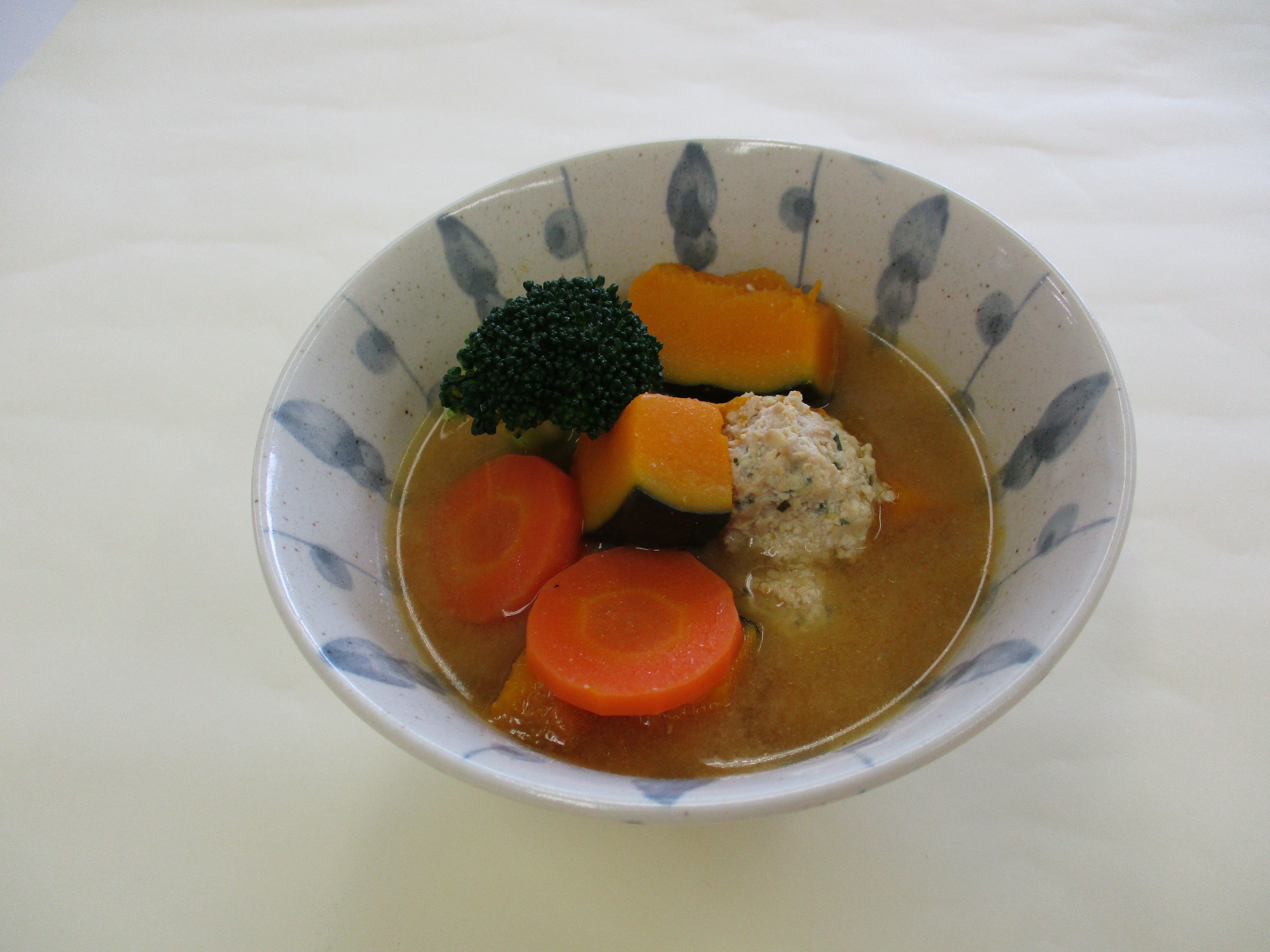 野菜たっぷりフワフワとり団子スープ